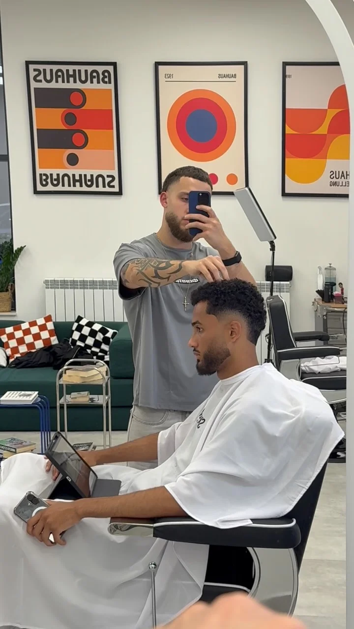Интериорът на ELEMENT Barbershop — подстригване под Bauhaus постери